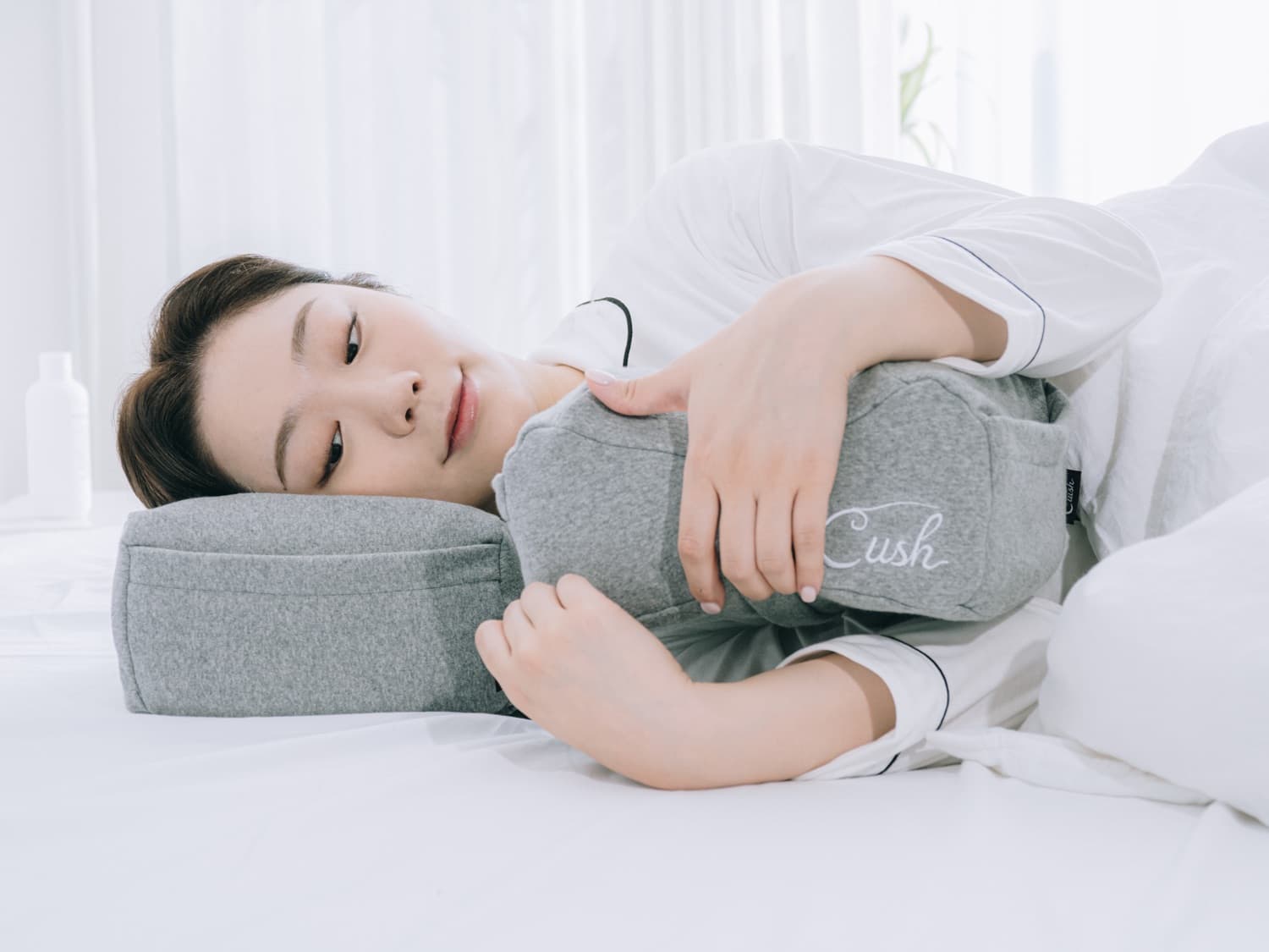 Cushを使って横向きに寝る女性