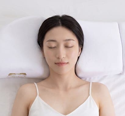 AirBridgeX의 목 지지 부분에 바로 누워 잠든 여성