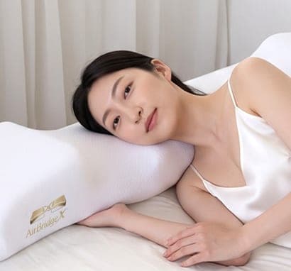 AirBridgeX의 가운데 평평한 부분에 팔을 괴고 엎드리듯 누운 여성
